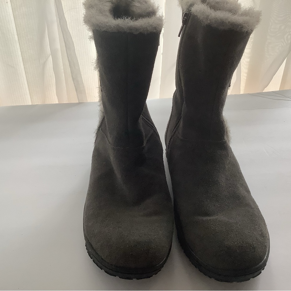 NEW/Unworn Minnetonka Charcoal Suede Boots - Picture 2 of 8